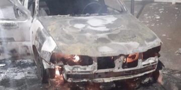Incêndio destrói veículo durante a madrugada em bairro de Alfenas