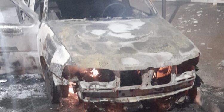 Incêndio destrói veículo durante a madrugada em bairro de Alfenas