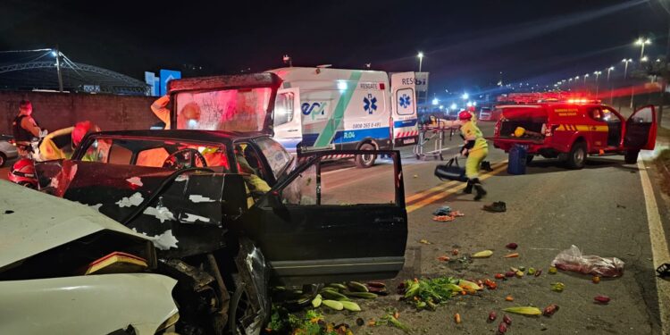 Colisão frontal entre carros deixa quatro feridos em trevo do Sul de Minas