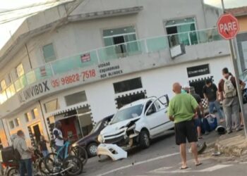 Motociclista fica ferido após acidente entre carro e moto em Alfenas
