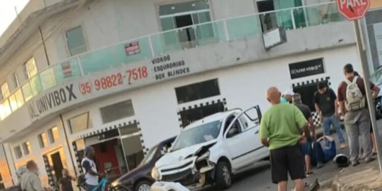 Motociclista fica ferido após acidente entre carro e moto em Alfenas