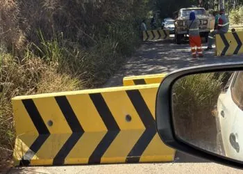 VÍDEO: DNIT reforça bloqueio na Ponte Torta com novas barreiras para impedir passagem de caminhões em Carmo do Rio Claro