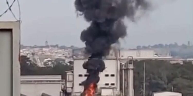 VÍDEO: Princípio de incêndio em unidade industrial mobiliza bombeiros no Sul de Minas