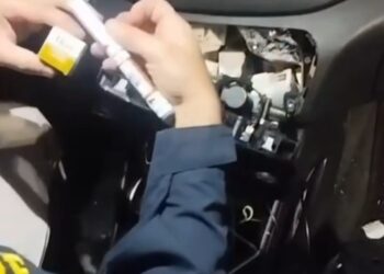 VÍDEO: Motorista é preso com quase 200 ampolas de remédio para emagrecimento escondidas em fundo falso na Fernão Dias