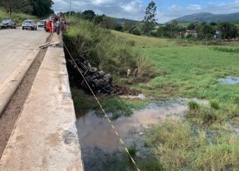 Motorista de carreta morre após ficar preso às ferragens depois de veículo cair de ponte no Sul de Minas