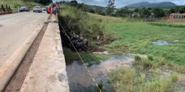 Motorista de carreta morre após ficar preso às ferragens depois de veículo cair de ponte no Sul de Minas