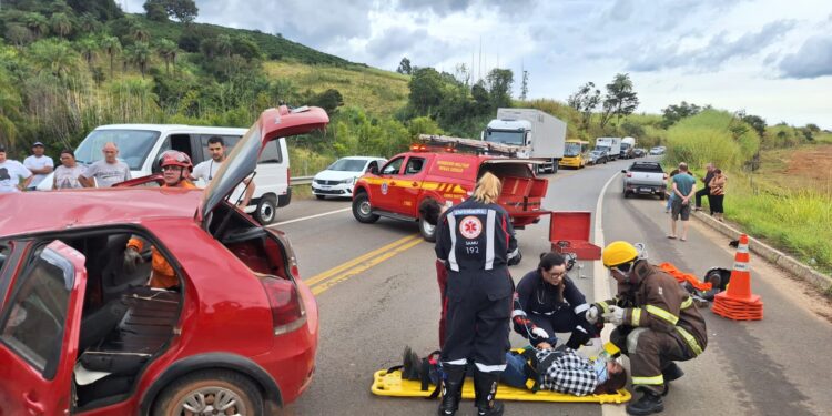 Mulher fica presa às ferragens após acidente na BR-146
