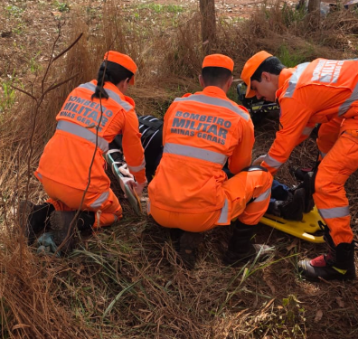 Motociclista fica ferida após queda em estrada vicinal de Alfenas