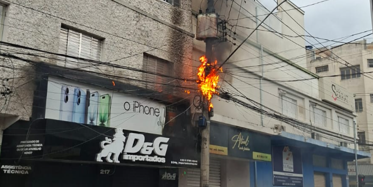 VÍDEO: Incêndio em transformador mobiliza Corpo de Bombeiros no Sul de Minas