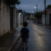 Menino de 2 anos é achado sozinho na rua às 5h30 da manhã