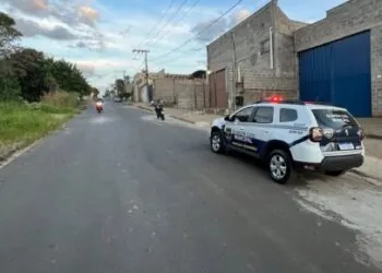 Suspeito invade telhado de galpão e foge antes da chegada da GCM em Passos