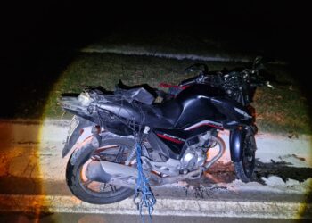 Motociclista bate em canteiro e placa de sinalização na BR-146
