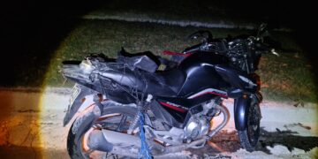 Motociclista bate em canteiro e placa de sinalização na BR-146