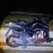 Motociclista bate em canteiro e placa de sinalização na BR-146