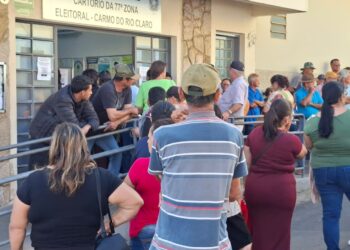 VÍDEO: Multidão enfrenta longas filas para regularizar título de eleitor em Carmo