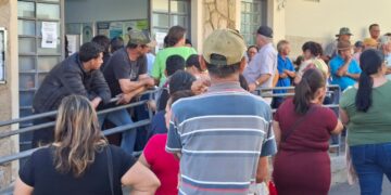 VÍDEO: Multidão enfrenta longas filas para regularizar título de eleitor em Carmo