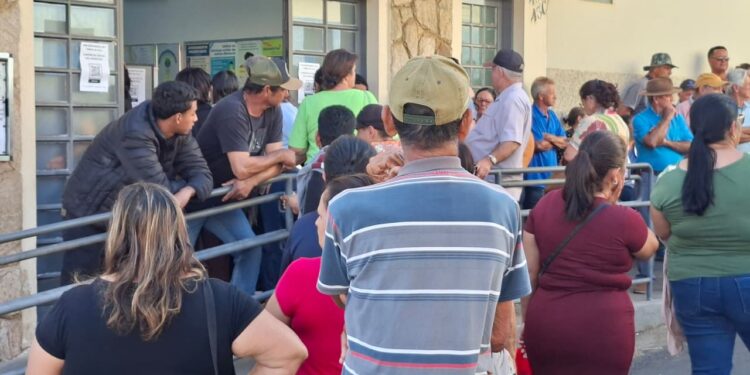 VÍDEO: Multidão enfrenta longas filas para regularizar título de eleitor em Carmo