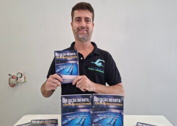 VÍDEO: Lucas Ginatto lança primeiro livro sobre natação infantil em Carmo do Rio Claro