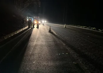 Caminhão atropela idoso e depois bate em carro na rodovia do Contorno