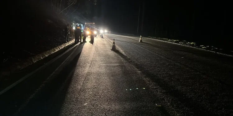 Caminhão atropela idoso e depois bate em carro na rodovia do Contorno