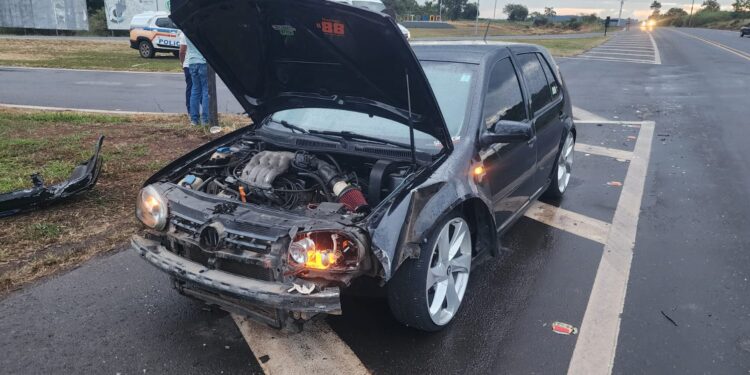 Acidente entre Gol e Golf é registrado na MGC-491