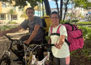 Mulher de Carmo do Rio Claro encontra nas entregas de bicicleta uma nova fonte de renda ao lado do marido no Sul de Minas