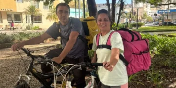 Mulher de Carmo do Rio Claro encontra nas entregas de bicicleta uma nova fonte de renda ao lado do marido no Sul de Minas