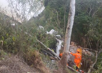 Caminhão perde controle em descida e provoca acidente com quatro veículos na MGC-383