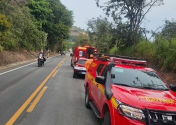 Capotamento na MGC-383 deixa duas pessoas feridas