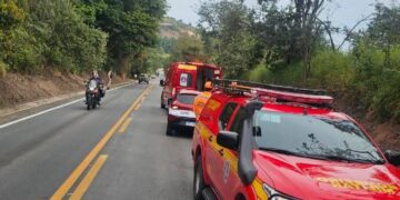 Capotamento na MGC-383 deixa duas pessoas feridas