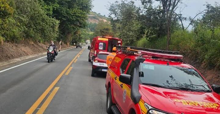 Capotamento na MGC-383 deixa duas pessoas feridas