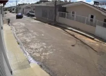 VÍDEO: Câmera de segurança registra colisão em cruzamento de Carmo do Rio Claro