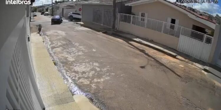 VÍDEO: Câmera de segurança registra colisão em cruzamento de Carmo do Rio Claro