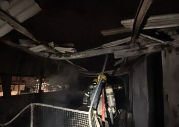 Incêndio atinge prédio em Varginha e bombeiros resgatam cão em situação de risco