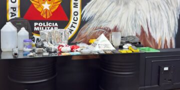 VÍDEO: Polícia Militar apreende cerca de 100 litros de “lóló” e prende quatro suspeitos por tráfico de drogas