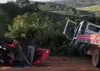 VÍDEO | Caminhão com trator novo capota na Serra do Nelson em Nova Resende (MG)