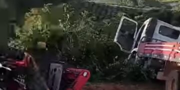 VÍDEO | Caminhão com trator novo capota na Serra do Nelson em Nova Resende (MG)