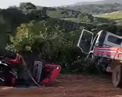 VÍDEO | Caminhão com trator novo capota na Serra do Nelson em Nova Resende (MG)
