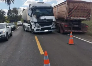 Colisão entre caminhões na MG-050 deixa um motorista ferido em Capitólio