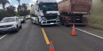 Colisão entre caminhões na MG-050 deixa um motorista ferido em Capitólio