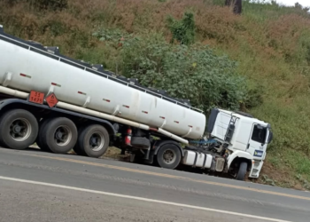 Acidente entre carreta e carro mobiliza motoristas na MGC-491