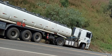 Acidente entre carreta e carro mobiliza motoristas na MGC-491