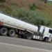 Acidente entre carreta e carro mobiliza motoristas na MGC-491
