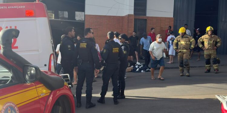 Incêndio atinge confecção de roupas e deixa dois funcionários intoxicados