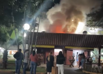 VÍDEO: Incêndio atinge lanchonete Chalé e mobiliza moradores no Centro de Alterosa