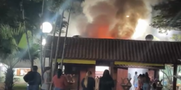 VÍDEO: Incêndio atinge lanchonete Chalé e mobiliza moradores no Centro de Alterosa