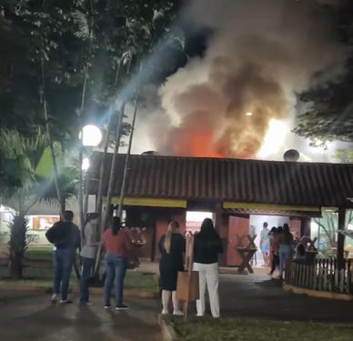 VÍDEO: Incêndio atinge lanchonete Chalé e mobiliza moradores no Centro de Alterosa
