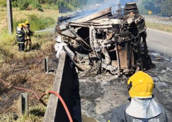 Incêndio em carreta com produtos químicos deixa um morto na BR-381