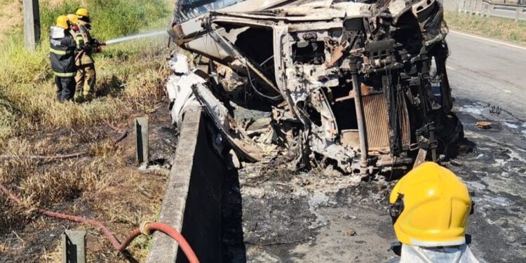 Incêndio em carreta com produtos químicos deixa um morto na BR-381