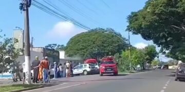 Motociclista é socorrido em estado grave após acidente com carro em Alfenas